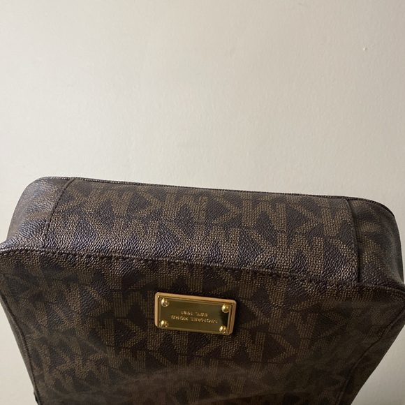 Michael Kors Jet Set Travel Messenger Bag - Picture 16 of 16